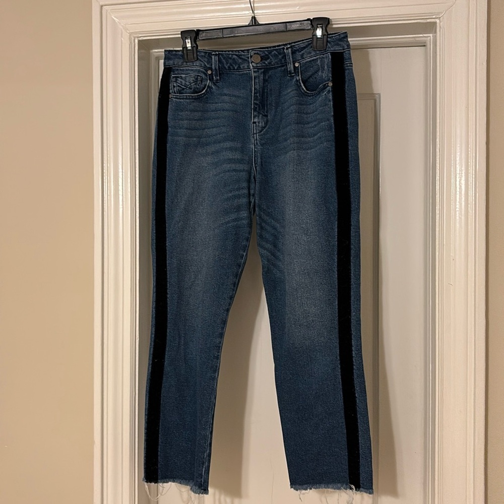 Adorable unpublished jeans, size 28, black suede stripe on side